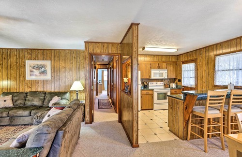 Lake Waccamaw Casa | Casa con patio cercado y muelle compartido en el lago Waccamaw