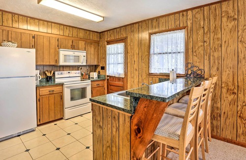 Lake Waccamaw Casa | Casa con patio cercado y muelle compartido en el lago Waccamaw