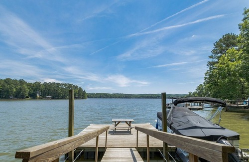 White Oak Casa | Lake Wateree Vacation Home by RedAwning