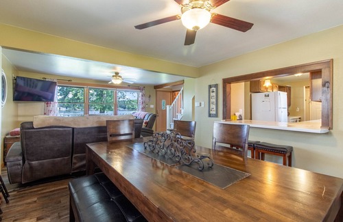 Black Wolf Casa | Lake Winnebago Water Front! Fishing! Boating! Quiet Bay! EAA!