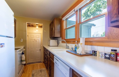 Black Wolf Casa | Lake Winnebago Water Front! Fishing! Boating! Quiet Bay! EAA!