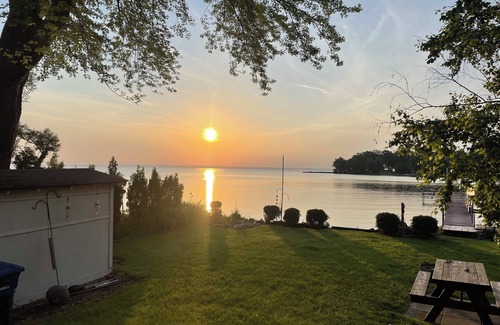 Black Wolf Casa | Lake Winnebago Water Front! Fishing! Boating! Quiet Bay! EAA!
