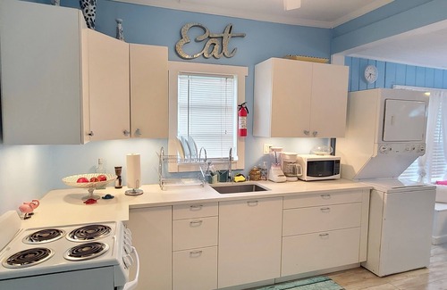 Lake Worth Cabaña | Lake Worth Beach Paradise Cove Cottage - 2-1 Bedroom