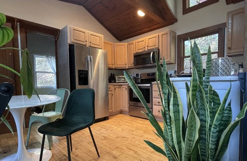 South Britain Cabaña | Lake Zoar Cabin, Magical Views & Peaceful Vibes; private dock, kayaks, firepit, patio, office space!