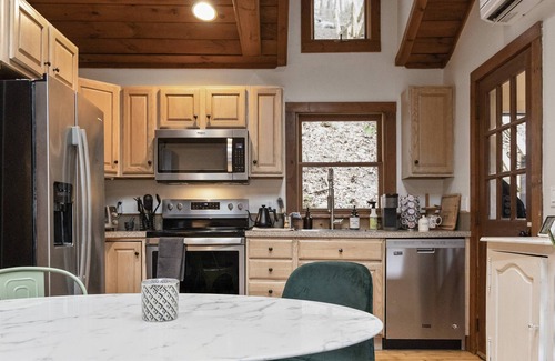 South Britain Cabaña | Lake Zoar Cabin, Magical Views & Peaceful Vibes; private dock, kayaks, firepit, patio, office space!
