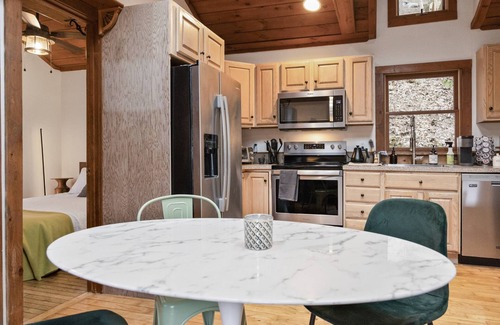 South Britain Cabaña | Lake Zoar Cabin, Magical Views & Peaceful Vibes; private dock, kayaks, firepit, patio, office space!