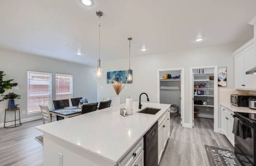Grand Prairie Casa | Lakecrest 4-bedroom house with AC in Grand Prairie