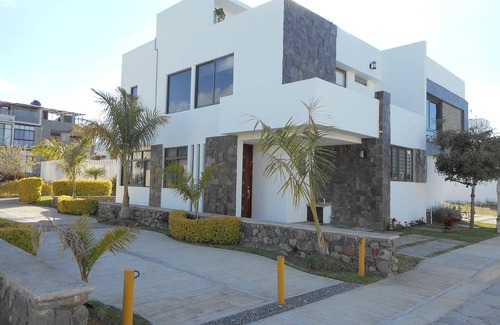 San Pedro Tesistan Casa | Casa en orilla de lago a solo 40 min de Guadalajara