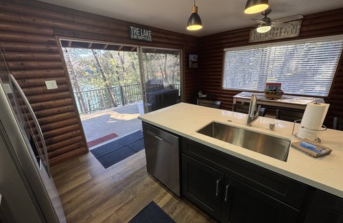 Lakehead Cabina | Lakefront #1 Cabin on Acre, Kayaks, Paddle Boards - Shasta Lakeshore Retreat #4