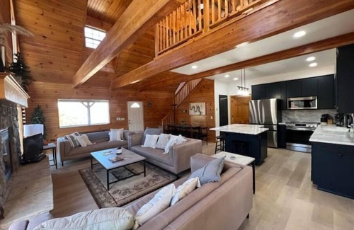 Eagle Rock Casa | LakeFront - 15’ Theater Screen - Kayaks - 4Acres -FirePit