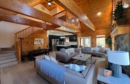 Eagle Rock Casa | LakeFront - 15’ Theater Screen - Kayaks - 4Acres -FirePit
