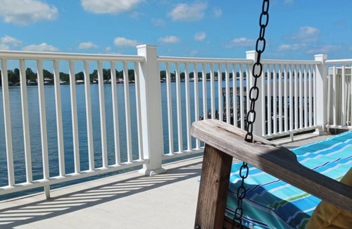 New Roads Casa | Lakefront| 2 LRs & porches| Pier| King-Qn-2 twins