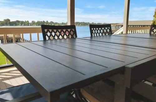 New Roads Casa | Lakefront| 2 LRs & porches| Pier| King-Qn-2 twins
