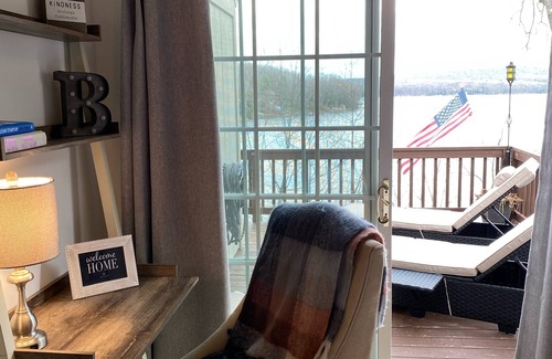Thayerville Casa | Lakefront, 3 Amazing Decks, Tennis/Pickle Ball, Boat Slip, Hot Tub, Bed Swing