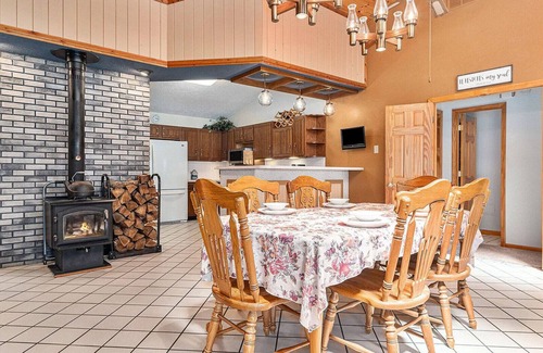 Johannesburg Casa | Lakefront 3 bedroom with indoor hot tub, close to both Gaylord and Lewiston