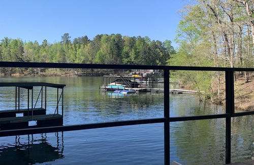 Gainesville Casa | Lakefront 3 bedroom cabin on Lake Lanier, near Gainesville Marina