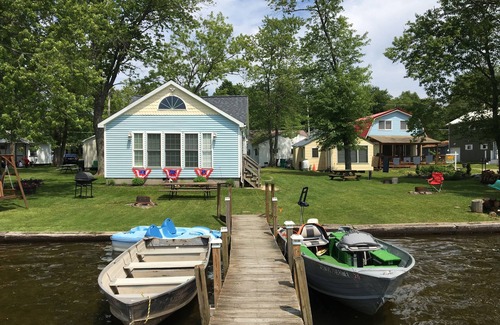 Bloomfield Township Cabaña | Lakefront 3-bedroom cottage at Canadohta Lake with AC- wifi-gas fireplace