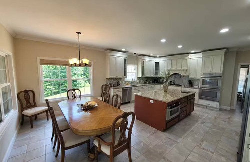 Dandridge Casa | Lakefront - 3 Levels of Amazing!