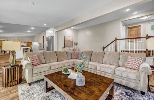 Buford Casa | Charming 4-bedroom waterfront house with pool in Buford Georgia