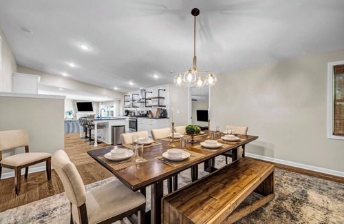 Buford Casa | Charming 4-bedroom waterfront house with pool in Buford Georgia
