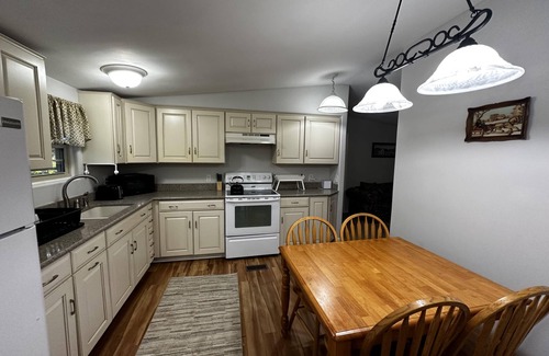 Union County Casa | Lakefront 4acre Lake Close to Charlotte Perfect for Weddings+Venues+Family Fun