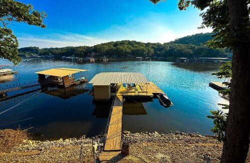 Camdenton Casa | Lakefront 4bd2badockgrilldecksfirepit-12pp
