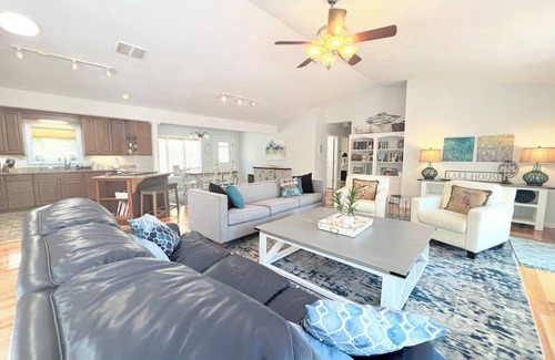 Moneta Casa | Lakefront 4BR, Private Dock, Fire Pit, Internet, Kayaks, Game room, Quiet cove
