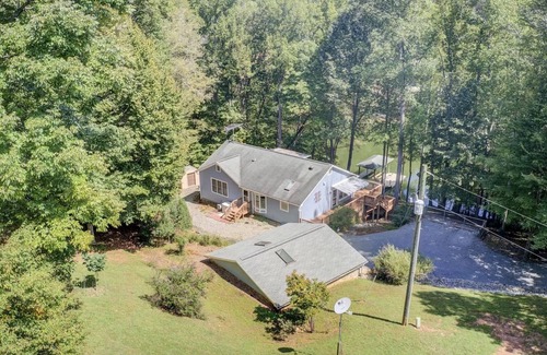 Moneta Casa | Lakefront 4BR, Private Dock, Fire Pit, Internet, Kayaks, Game room, Quiet cove