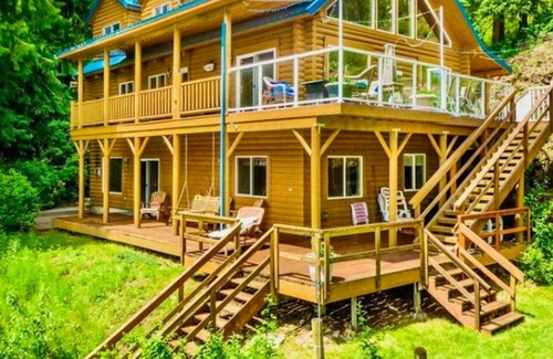 Kootenai County Casa | Lakefront 5 bedroom log home, decks & dock. Relax or retreat w amazing beauty