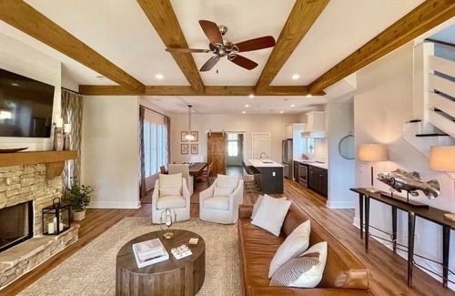 Dadeville Casa | Lakefront 5BR House w/ Porch & Amazing View