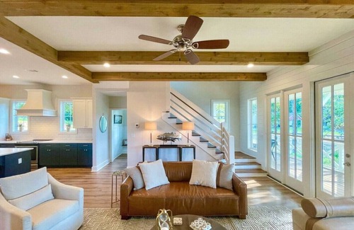 Dadeville Casa | Lakefront 5BR House w/ Porch & Amazing View