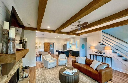 Dadeville Casa | Lakefront 5BR House w/ Porch & Amazing View