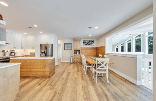 Moneta Casa | Lakefront 600 ft shore with beach & 28x28 ft deck, 4 King & 3 Twin beds for 11