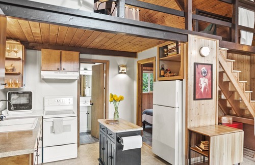 Mason County Cabina | Lakefront A-Frame Cabin with King Beds, Boat, Hot Tub