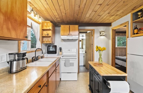 Mason County Cabina | Lakefront A-Frame Cabin with King Beds, Boat, Hot Tub