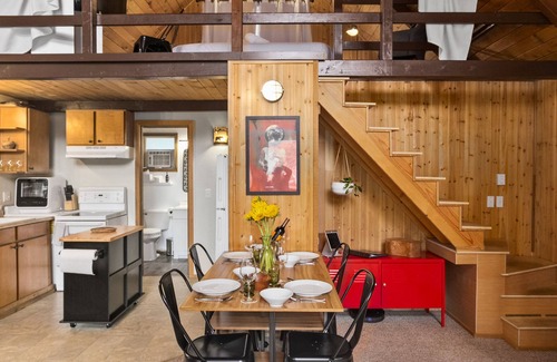 Mason County Cabina | Lakefront A-Frame Cabin with King Beds, Boat, Hot Tub