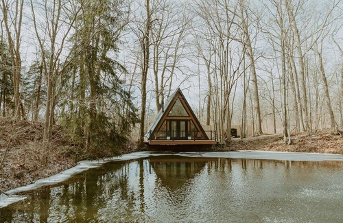 Navarre Cabina | Lakefront A-Frame -Fireplace, Kayaks, Soaking Tub, Retreat for couples or solo