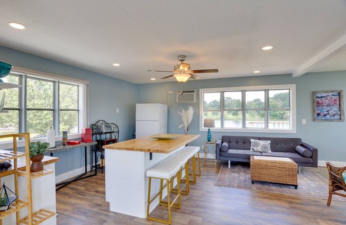Centre Cabina | Lakefront Alabama Escape w/ Boat Dock & Fire Pit!