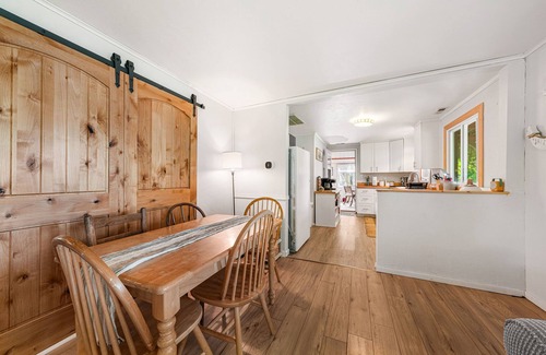 Sturgeon Bay Cabina | Lakefront! Rustic Cabin w/ Game RM/Kayaks/Bikes!