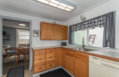 Geneva-on-the-Lake Casa | Lakefront, awesome views, water access, center strip, private, parking.