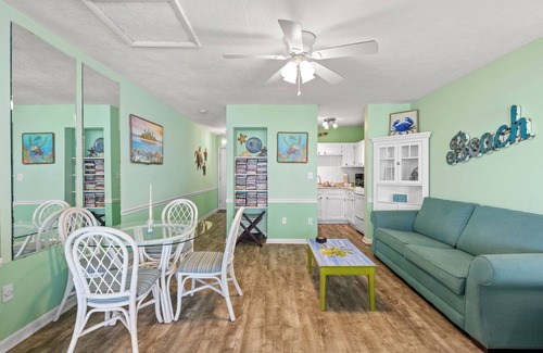 El Centro Beach Apartamento | Lakefront Beach condo in Panama City Beach Florida! Within 1/2 mile of Pier Park