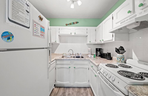 El Centro Beach Apartamento | Lakefront Beach condo in Panama City Beach Florida! Within 1/2 mile of Pier Park