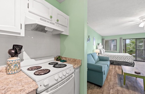 El Centro Beach Apartamento | Lakefront Beach condo in Panama City Beach Florida! Within 1/2 mile of Pier Park