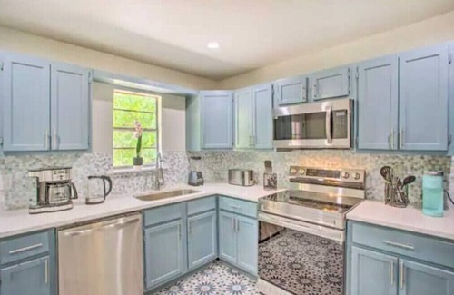 Quinlan Casa | Lakefront Beach House Retreat - Escape to Nature!