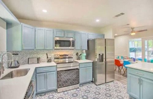 Quinlan Casa | Lakefront Beach House Retreat - Escape to Nature!