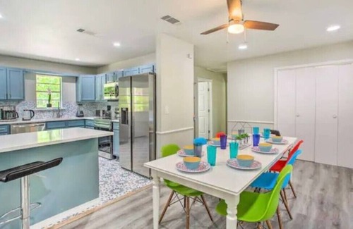 Quinlan Casa | Lakefront Beach House Retreat - Escape to Nature!