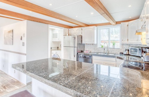 Rockaway Beach Casa | Lakefront Beachhouse
