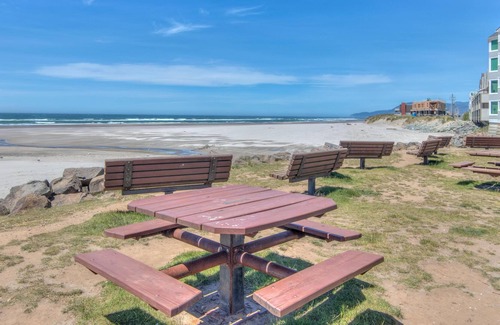 Rockaway Beach Casa | Lakefront Beachhouse