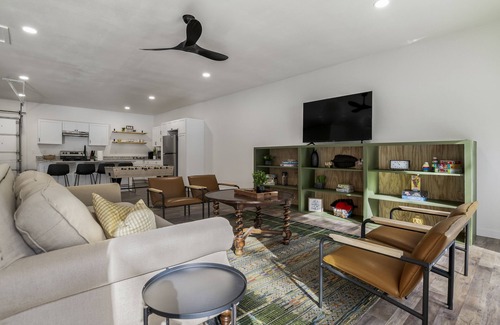 Garfield Casa | LAKEFRONT Bliss FLAT to water: Spacious home with Game Room, Sleeps 15 Guests!