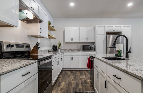 Garfield Casa | LAKEFRONT Bliss FLAT to water: Spacious home with Game Room, Sleeps 15 Guests!